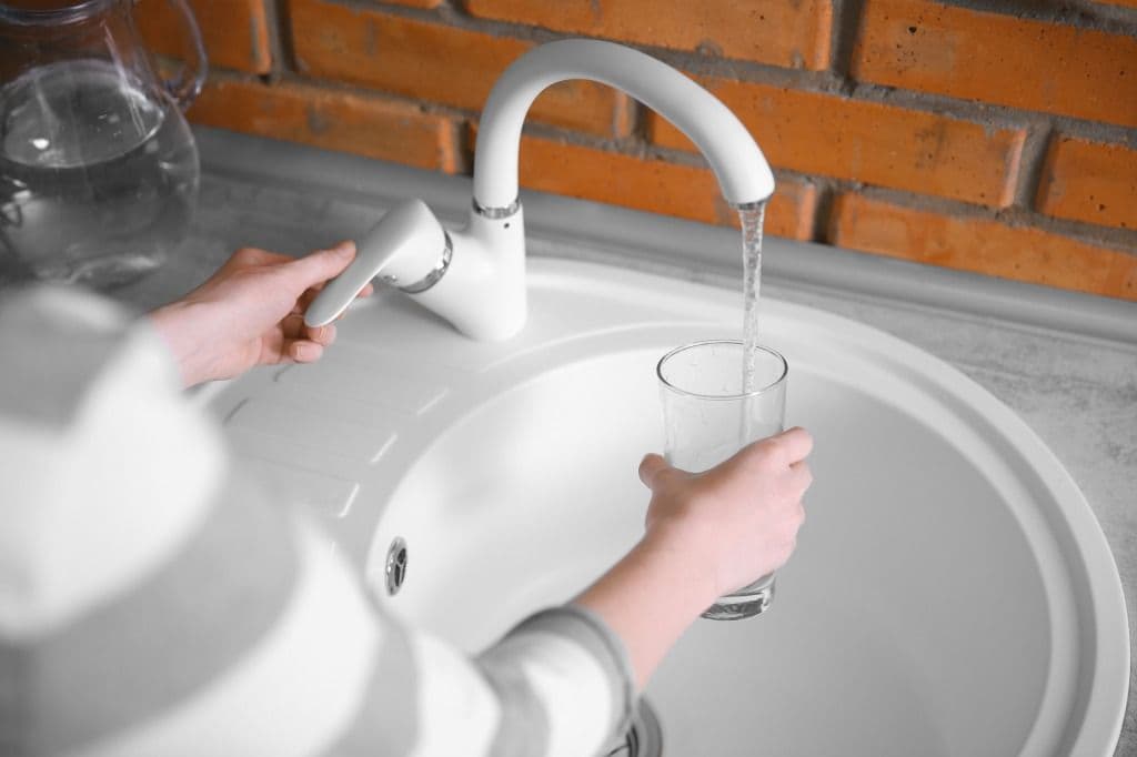 fewa-main-imgi_16_bigstock-Water-pouring-into-glass-in-pe-141777524-1024x682.jpg