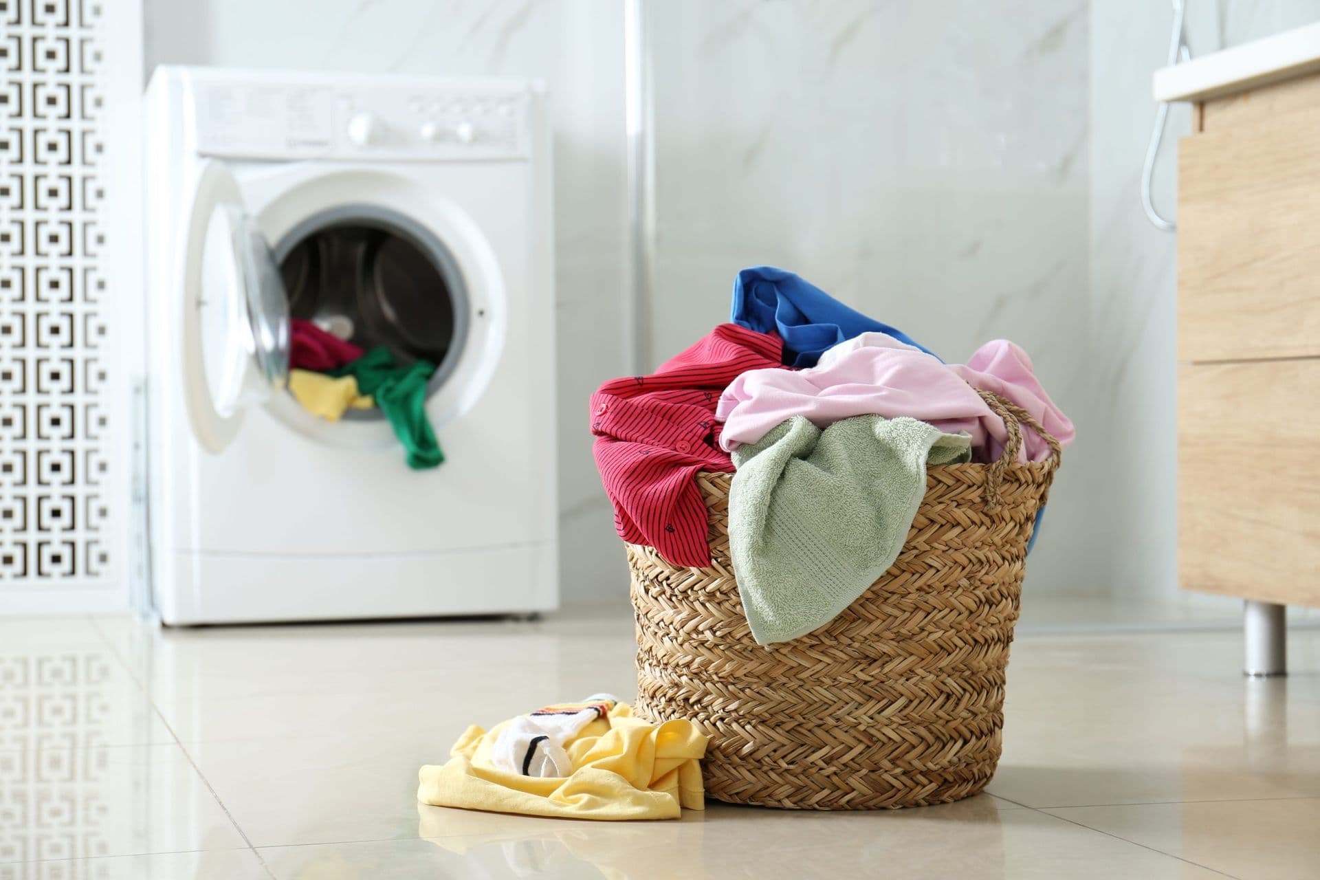 fewa-main-imgi_6_bigstock-Wicker-Laundry-Basket-With-Dif-398414717-scaled.jpg